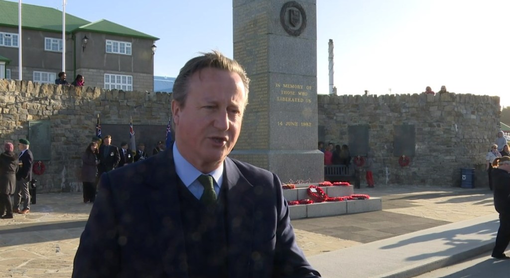 David Cameron en visite aux îles Malouinnes